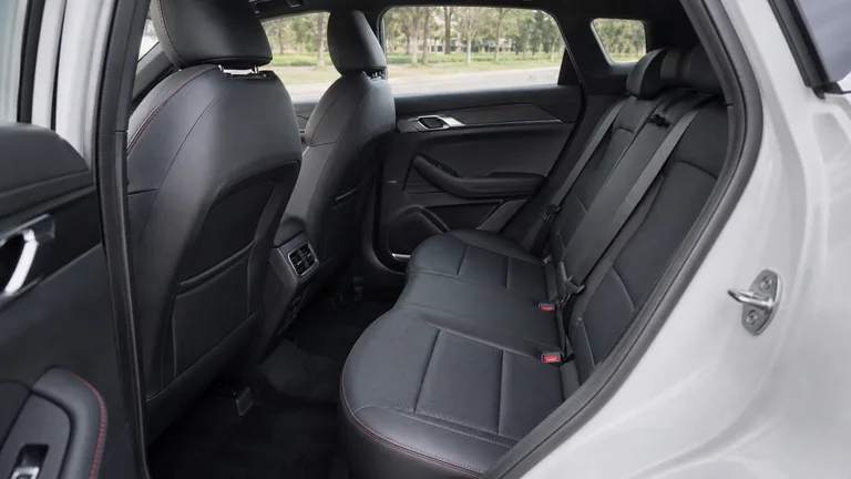Редакционная визуализация задней части салона Geely Coolray